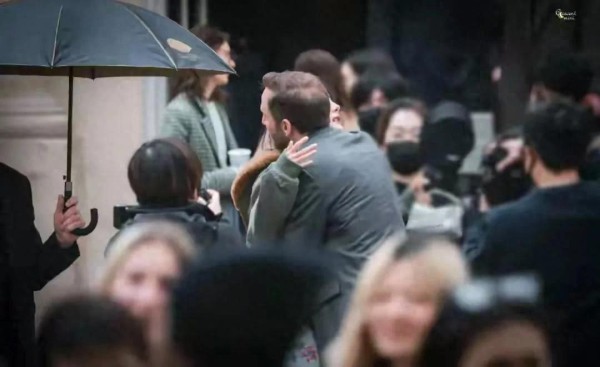 杨幂巴黎街头演绎时尚圈名场面 LOEWE高管亲密互动引热议