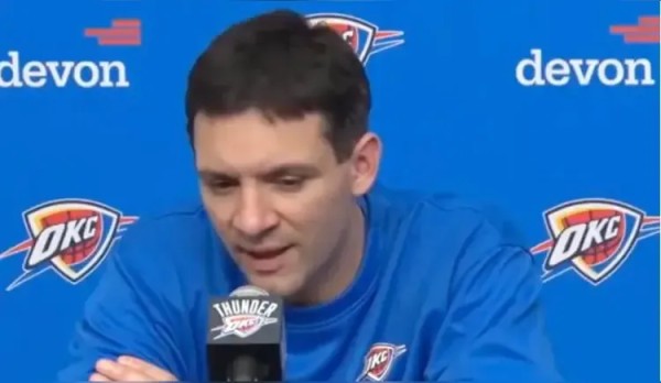 C西亚卡姆：为什么雷霆新三少的合力大于老三少？

论个人能力，老三少分别是选秀2、3、4顺位，杜兰特、威斯布鲁克、哈登都是全明星球员，个人能力无疑都是非常出众的，但是为什么三人没能合力拿到总冠军戒指，一方面是教练的能力问题，可能现在的主教练水平更高。另一方面老三少功能上有些重叠，威少和哈登都需要持球，三人都是主攻外线。

新三少分别是选秀的2、11、12，但是三人功能不重叠，亚历山大是主攻和主控，...