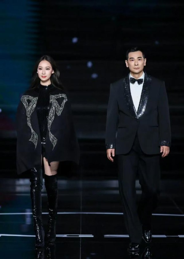 赵文卓女儿时装秀惊艳全场，星二代逆袭成“颜值天花板”，网友：这家基因太不讲理！