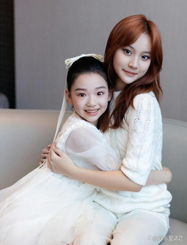甜馨小酒窝走秀：星二代T台首秀萌翻全网，亲子装背后的温情故事