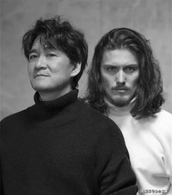 周华健儿子官宣结婚！全家福曝光，儿子比爸爸都显老，老婆像他妈妈