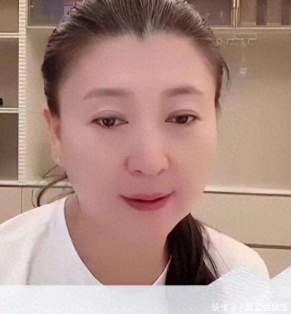 77岁何庆魁被亲儿撕破脸，闫学晶哭穷背后藏着多少行业秘辛？