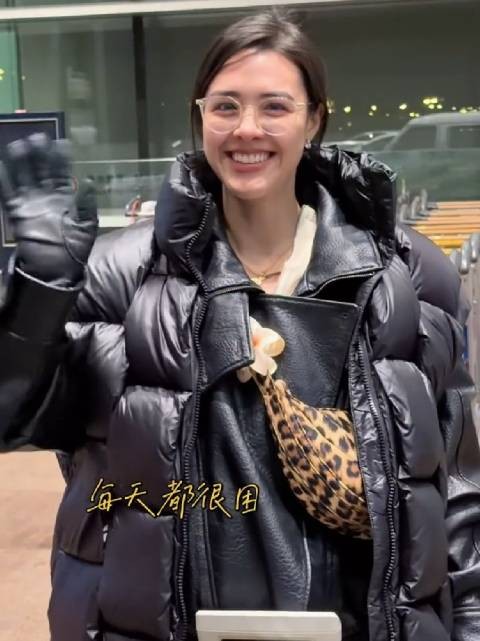 钟丽缇大女儿现身机场，五官大气漂亮，完美继承了妈妈的高颜值！