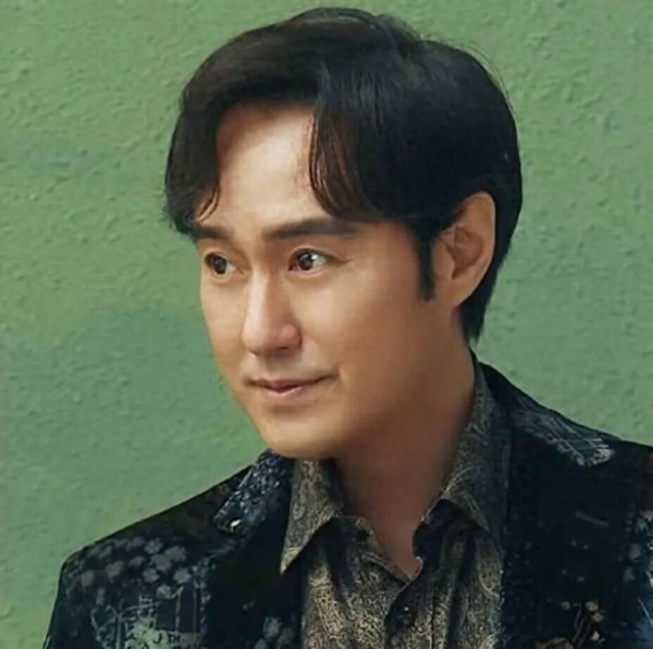 原来他已经结婚八年了，曾被父母质疑性取向，妻子是比他小9岁演员