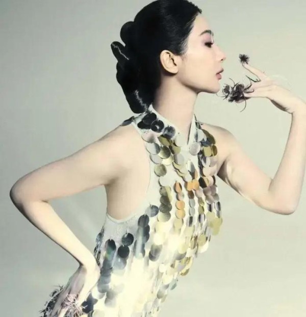 第三种选择:2025年底娱乐圈热闹得很,几张女明星的无滤镜照片和杂志大片一出来,直接把大家的目光都吸引住了。董璇新剧在央视播出,高清镜头下脸部有点浮肿,表情看着不太灵活,线下活动抓拍的模样也显得肉感松散,跟以前清瘦的样子差了不少。杨幂和杨紫同时拿下时尚杂志开年封面,杨幂姿势有点僵,脖子往前伸,体态没拉开;杨紫妆容浓了点,反而把脸拉长了些,整体少了活力。宁静综艺里风风火火,但生图里瘦得脸颊陷下去,皱...