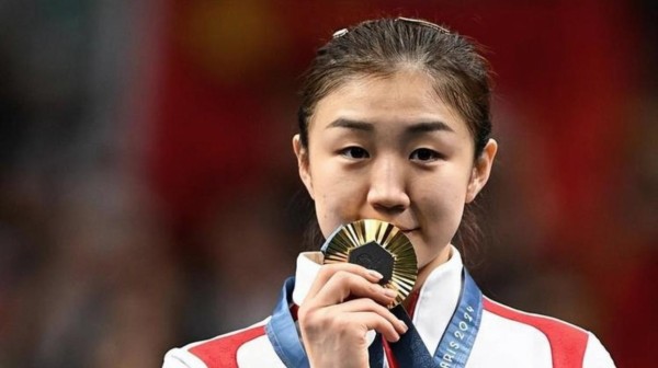 昨天新鲜的梦姐和姐姐合影，那位日本球员藤田知子也在其中，照片来源于她的ins账号展示了难得的交流瞬间