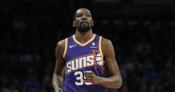 太阳队已经提前开启秘密训练营，准备新赛季绝不摆烂，而且球队变动大气氛神秘，球员集训低调备战