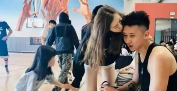 18对篮球夫妻颜值大比拼，赛场上热血拼搏，生活中温情相伴展现最美同框瞬间