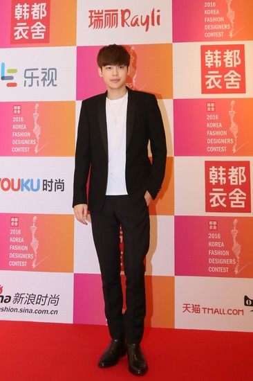 韩国当红歌手、国际型艺人Se7en崔东旭