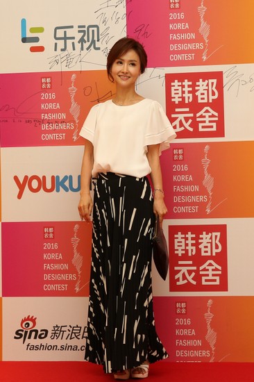 韩国一线艺人许仁英受邀参加韩都衣舍韩国设计师大赛开幕仪式