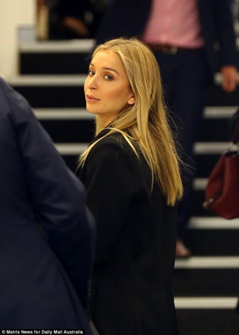 时尚设计师Instagram明星莫莉·金因感情问题袭击前男友 法官称其幼稚