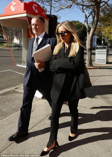 时尚设计师Instagram明星莫莉·金因感情问题袭击前男友 法官称其幼稚