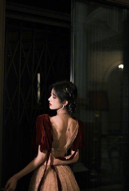 白玉兰的绽放，鞠婧祎红丝绒肩带礼裙将魅力优雅展现得淋漓尽致