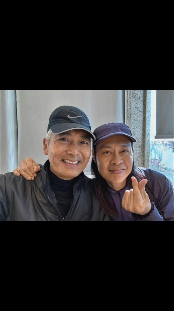 台球腾飛:蔡一智过六十大寿,娱乐圈大咖齐聚送祝福
香港娱乐圈又热闹起来了!这次是为了庆祝草蜢组合的蔡一智大哥六十岁生日,他在香港办了个豪华派对,那场面可真是不得了!老蔡这回可是穿得花枝招展,亮片皮衣加上一头飘逸长发,看上去精神得很,跟年轻时没啥两样。
这场派对可是星光闪闪,来的都是娱乐圈的大咖。古天乐、吕良伟、张智霖袁咏仪夫妇,还有容祖儿、阿sa、关智斌、古巨基等等,全都来了,给老蔡送上生...