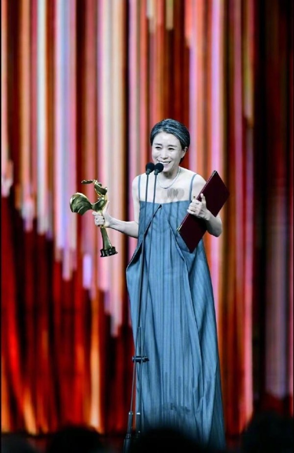 刘丹获金鸡奖最佳女配角，与王骁拥抱哽咽落泪，两人同框太感人