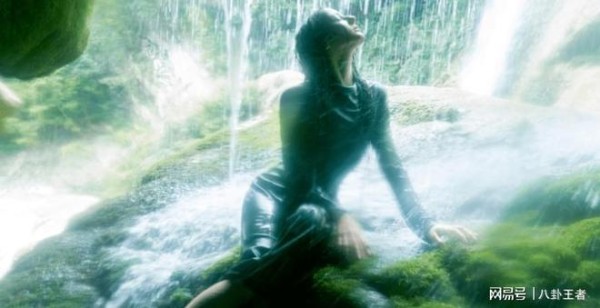 伤风败俗!迪丽热巴最新湿身大片又翻车,披发露腿坐瀑布里太像野人