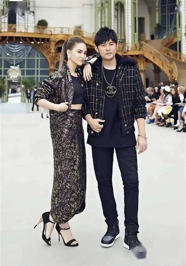 周杰伦昆凌结婚11年：天王成话痨，昆凌依旧冻龄