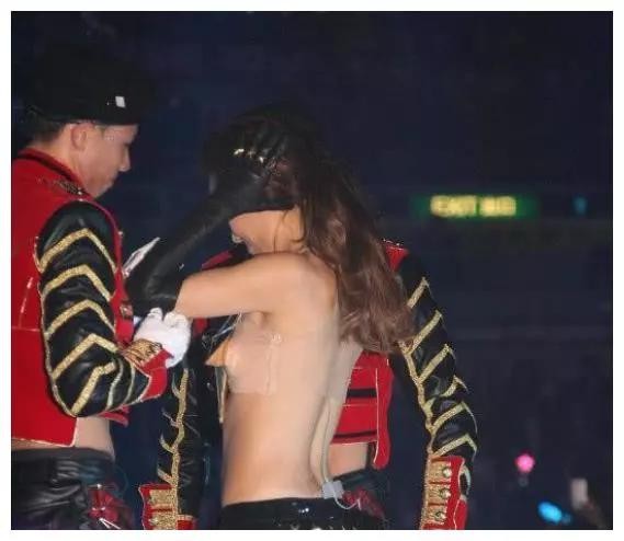 容祖儿演唱会因穿着太暴露再起争议，好身材一览无余