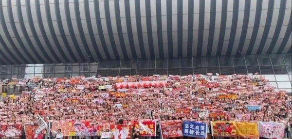 流量明星粉丝真实生活曝光，偶像一开播剧就进入全面战斗状态，三军未动粮草先行，花钱包场刷屏护航全程高强度投入