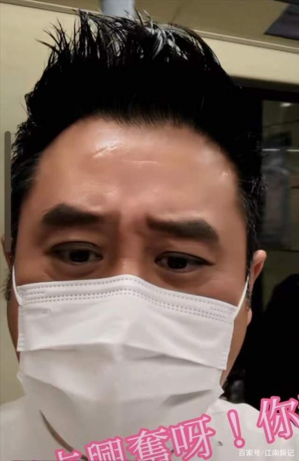 53岁香港男星麦长青广州坐地铁，热情大方没架子，平易近人获好评