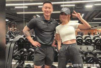 阿Sa认爱小10岁教练，女明星为何偏爱这一款？她图的到底是什么？