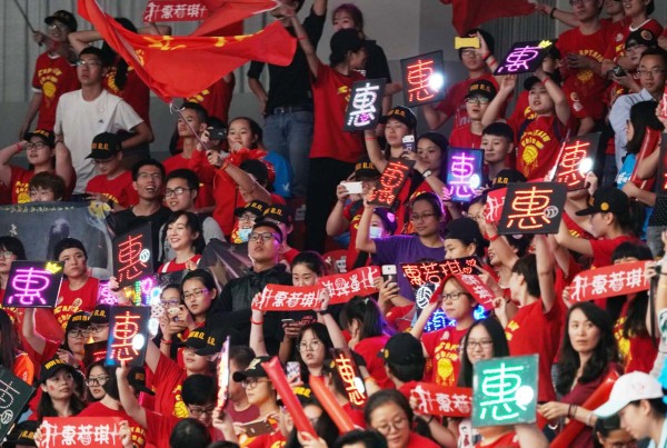 前女排队长惠若琪举办退役仪式 现场感人发言:“今天再出发”