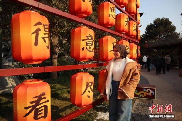 外籍友人“走读”西安 在诗灯中感受盛唐气象