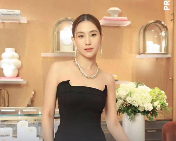 何超莲现身台北!避谈婚变情商高,曝她持葡萄牙护照,事业心很强