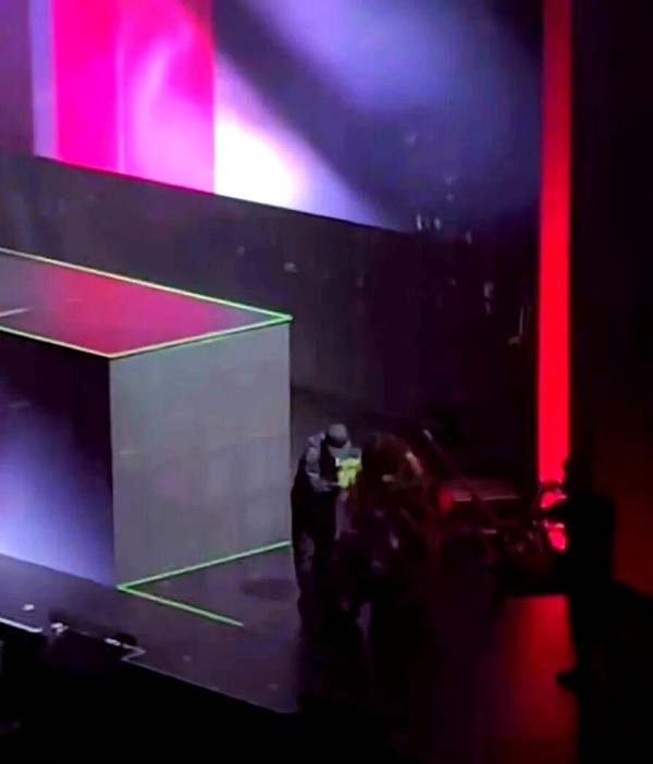 张靓颖与多位明星舞台意外：危险时刻背后的坚持