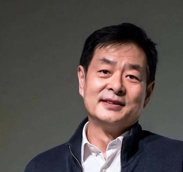 濮存昕：亲人相继离世，71岁仍不敢老去并独自辛苦照顾年迈的老母亲