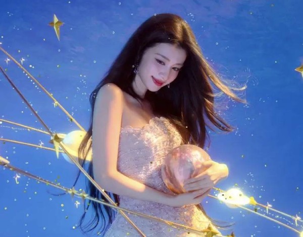 王楚然穿露肩长裙似星海女神，美照惊艳众人！