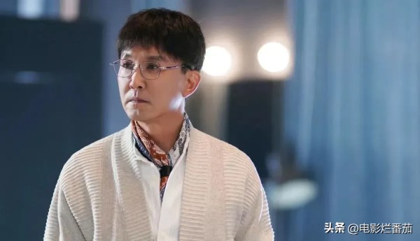 电影烂番茄：尺度大，挖得深，《春日暖阳》揭开了娱乐圈内部潜规则。这是一部有嚼劲的电视剧，演尽了一个剧本背后的尔虞我诈。

电视剧开场就一针见血的揭露了片场各种乱像。

不背台词只会说“一二三四五，九十JQK”的苏小糖。

曾拿过影视大奖的姜叶被流量明星吐槽过气且随后被编剧写死。

话剧台柱子丁可芒在没有观众的舞台一遍又一遍的过剧本……

《春日暖阳》的题材视角有辛辣，有新鲜，也有心意，这种对行业一...