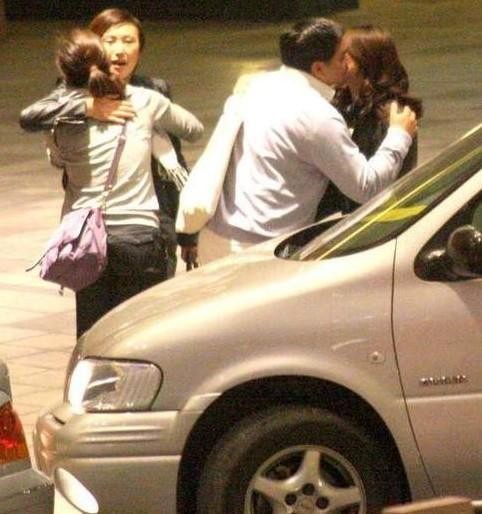 明星婚姻崩塌背后:是舆论逼疯了爱情,还是我们错信了童话?