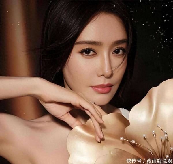 46岁秦岚大孤山祈福被偶遇,素颜皮肤白皙,少女感足,笑起来很美