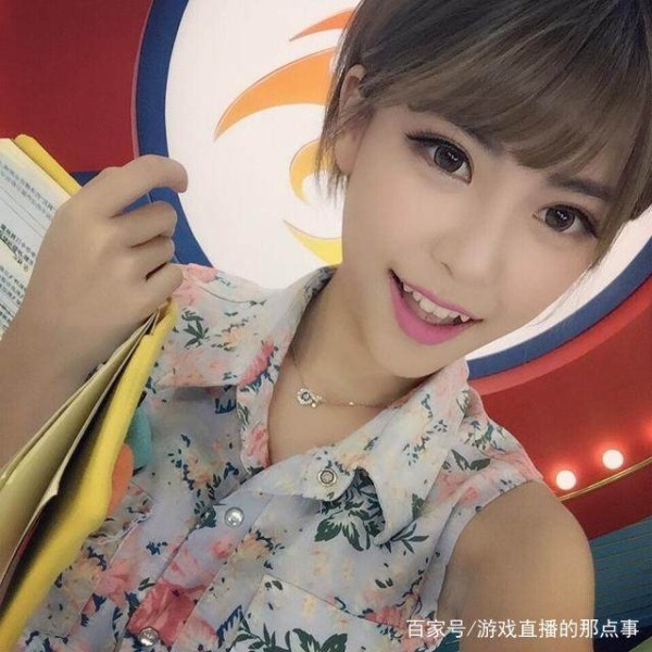 斗鱼周淑怡秀明星合照,网友:余文乐这么矮?