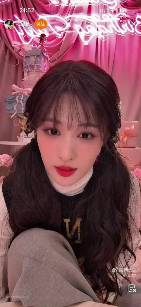 王楚然生日直播回应恶女角色,自称脸型无需演