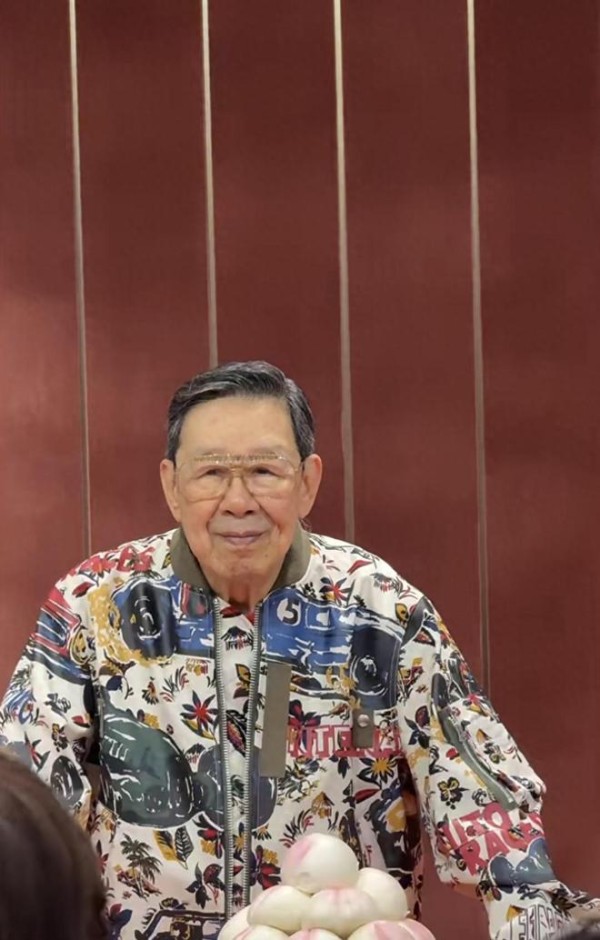 胡枫94岁寿宴群星捧场，穿大花外套打扮时尚不显老，四个曾孙相伴