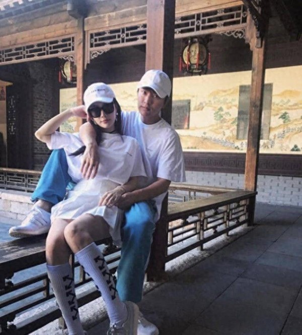 贾乃亮回复PGONE粉丝引爆热搜!发表情包比心!网友炸锅:是真放下还是手滑?