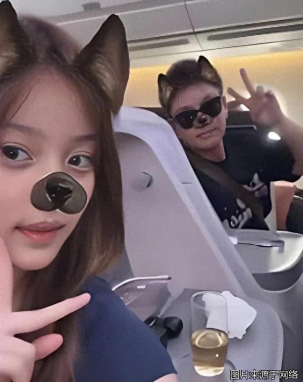 贾乃亮带甜馨新加坡游玩，父女互动曝光，13岁星二代形象引热议