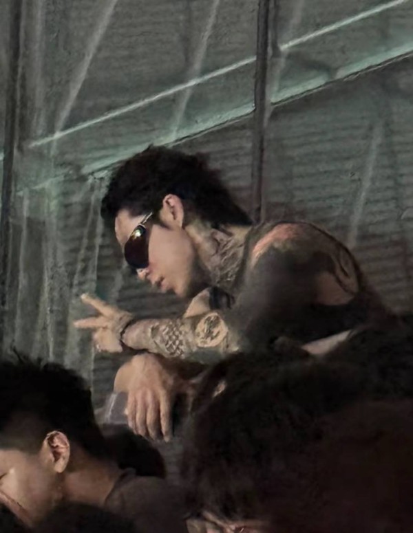 贾乃亮前妻看侃爷演唱会，13岁甜馨穿豹纹，母女都显夜店风