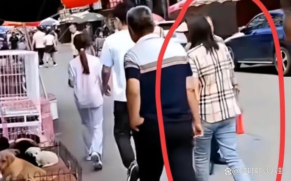 贾乃亮甜馨回东北赶大集！爷爷罕见出镜白发苍苍！随行美女成焦点