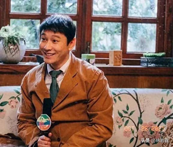 黄晓明获儿子探班,父子俩互动,画面温馨,众星宣传黄晓明新电影