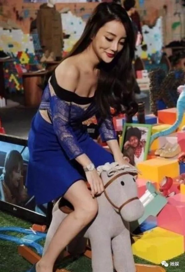 终于看到李小璐贾乃亮一家人在一起了，看了照片后网友都点赞