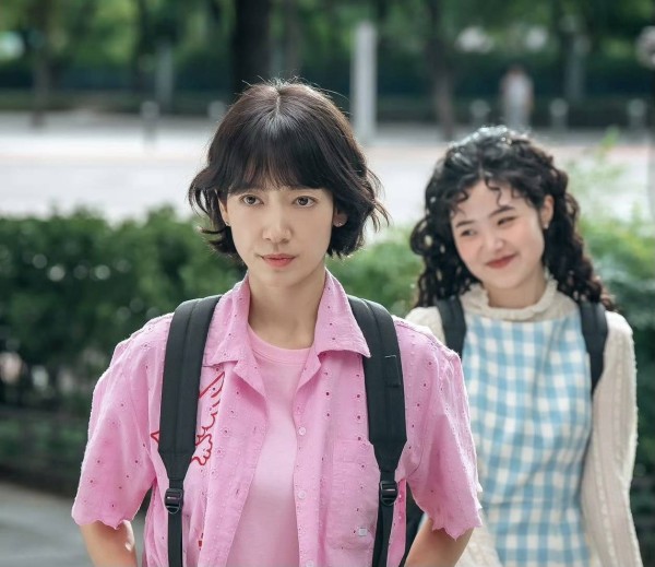 朴信惠“变老”风波：是岁月痕迹，还是舆论苛责？