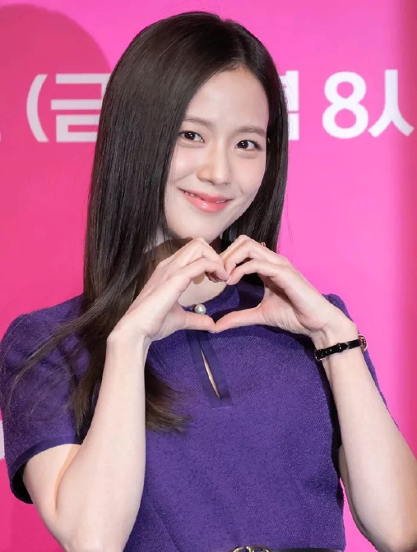 雨轩·情感心灵:金智秀新剧《新乌托邦》发布会,星光璀璨展现未来愿景
韩国首尔,2025年1月7日——在一场充满科幻氛围的盛会中,备受期待的新剧《新乌托邦》举行了全球新闻发布会。主演金智秀携手同星朴正民共同登台,揭开了这部剧集神秘的面纱。该剧由著名导演张太侑执导,预计将于2025年2月7日在Prime Video和Coupang Play两大平台同步首播。
《新乌托邦》以上世纪的背景为舞台,通过...