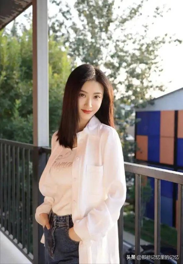 36岁景甜吃路边摊,穿白T秀出极致身材,网友:怎么不叫我?