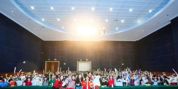 她不是被推上台的,是自己一步步爬上去的,15岁报浙江卫视海选,经历三轮试音挑战,两个月坚持不懈赢得认可