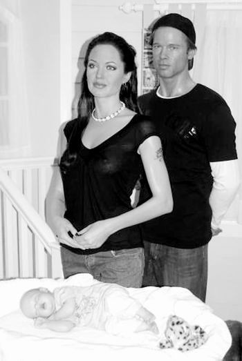 “皮特一家”进蜡像馆希洛成“蜡像第一婴”