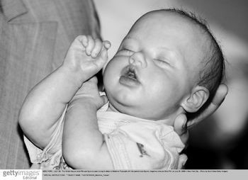 “皮特一家”进蜡像馆希洛成“蜡像第一婴”