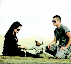 皮特妈妈放不下安妮斯顿与茱莉心有隔阂(附图)